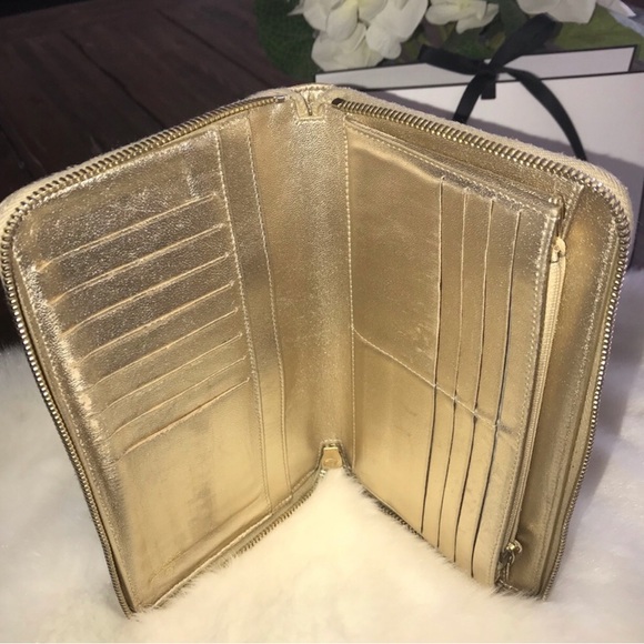 🌻4xHP!🌻 Auth. Chanel Gold Quilted Zip Wallet - Picture 10 of 16